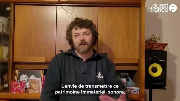 Sylvain Legay est le dernier professeur de vielle à roue en Vendée : "J’ai eu le déclic en me disant que c’était dommage que les traditions se perdent, avec les sachants qui sont décédés ou à un âge avancé, et sans passage de témoins" 👇 ➡️ https://l.ouest-france.fr/PhxD | Ouest France La Roche sur Yon