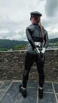 Subbi in shackles climbs the castle / Subbi in Fesseln besteigt den Turm - Bouillon, Belgium