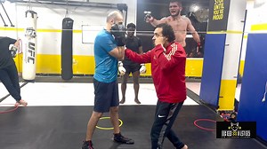 طريقتين للشرح والتدريب شرح الاستفاده من تكنيك مبسط للتحرك بامان للزوايا وتفادي اللكمات باستخدام الغطس وتحركات الارجل الصحيحة مع كومبو بسيط | BOXING GYM