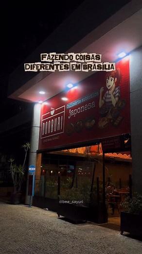 🍣 Entradas à vontade em Brasília? Temos! Fui conhecer o @donburicozinhanikkei e já adianto: O menu deles é completinho e com um preço ótimo 👇 🥢 Menu Quente 1 – R$ 74,90 Entrada à vontade (Hot Roll, Gyozá ou Harumaki) prato principal (Yakissoba, Teriyakidon, Karê Don ou Shimejidon) Missoshiru. 💡 Dica: por mais R$ 12, você prova todas as quatro entradas! 🍱 Menu Sushi 1 – R$ 74,90 Entrada Missoshiru Sunomono sobremesa Combo Yokohama (16 peças de sushi com salmão e cream cheese 🫶). 🍜 Menu Que
