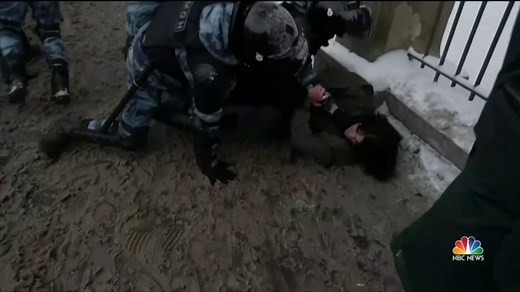 Russian protesters march into second week