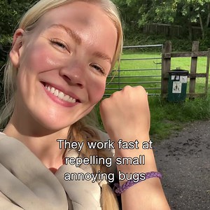 Struggling to avoid bugs and itchy bites? Tried all the repellents known to mankind? Still no luck? We know that feeling…😳 😳 Strange question, have you tried a bracelet?? Neither did we… Until we tried natural Insect repellent bracelets, by Pestects 🌱 They are a vegan friendly bracelet infused with only natural oils (Citronella, Lemongrass, Eucalyptus, Peppermint oils) that release a fresh scent repelling mosquitoes, flies, ticks, wasps and other small annoying bugs far away 😃 You just tie o