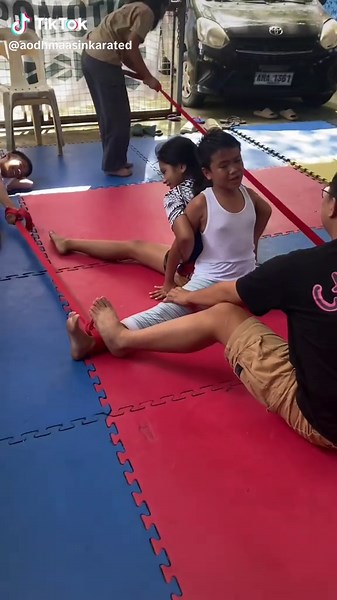 Karate stretching #AKCBASKOG #MAASINBASKOG #kumitekarate #sportsontiktok #athlete