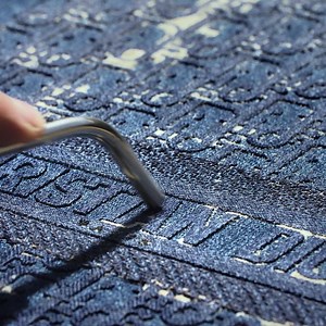 ディオール「サドル」バッグも 2019-2020 秋冬 コレクションで進化を遂げています。最新のデニムバージョンには、ディオールを象徴する「ディオール オブリーク」柄を採用。クリックして、アイコン バッグに秘められたクラフトマンシップを覗いてください！ | Dior