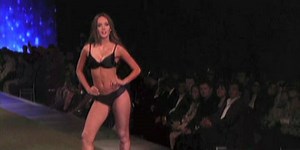 Modelos colombianas alborotaron Lima en desfile de Leonisa