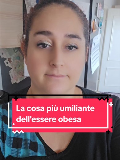 La cosa più umiliante dell’essere obesa non è il peso. È mangiare davanti agli altri come se fossi sempre sotto processo. Io sono Mari. Ho perso 26 chili. E no, non perché ho imparato a controllarmi meglio. 👉 Seguimi qui e su Instagram @mariangela.matude se vuoi dimagrire senza chiedere il permesso. Quando sei obesa non stai solo mangiando. Stai dimostrando che non stai esagerando. Che “di solito non mangi così”. Che “oggi è un’eccezione”. Ti senti osservata. Giudicata. E a forza di sguardi, qu