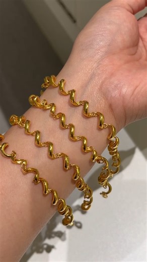 Rantai tangan Getah Rambut ni memang unik & lain dari yang lain!  Design simple tapi tetap classy, sesuai dipakai hari-hari atau stack dengan koleksi rantai tangan korang yang lain. Berkenan terus lock dengan admin sekarang  https://wasap.my/60199527505 https://wasap.my/60199527505 #hargaemas #kedaiemasmurah #tukangemas #sembangcerita #artikelemas | Quwin Jewels | Facebook