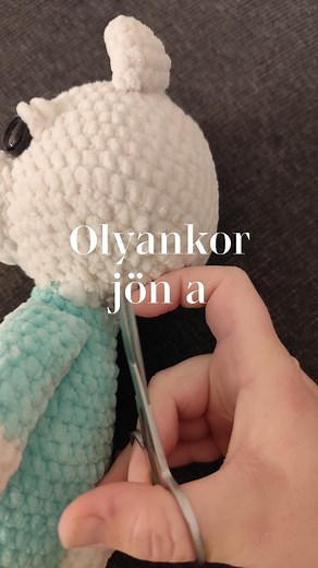 Nem tartom magamat maximalistának, viszont mindig törekszem a lehető legjobb figurák 🐻 elkészítésére. Ez bizony azt eredményezi, hogy néha bontani kell. ✂️ Sajnálatos módon az elsőként használt szemmel a szegény maci úgy nézett ki, mint én mikor éjjelente még szoptattam a gyerekeket és nem tudtam magam kialudni. 😱 De a családtól elhangzott az is, hogy olyan mintha bedrogozott 😵‍💫volna a medve. Ez volt az utolsó csepp... Végül kapott egy új fejet és nózit, a füleket újrahasznosítottam és most