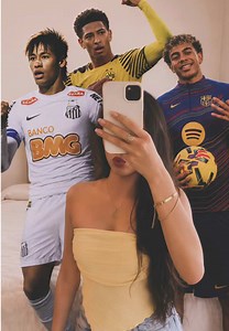 Messi jude neymar and lamine all together ai Foto IA de Messi, Neymar, Jude y Yamal Todos los cracks juntos en una foto IA reúne a las estrellas del fútbol Foto realista de las leyendas del fútbol Messi y Neymar junto a las nuevas promesas ¿Cómo hacer fotos IA de futbolistas? Las estrellas más famosas del mundo juntos Foto grupal de grandes jugadores de fútbol Inteligencia artificial crea fotos de futbolistas Sueño hecho realidad: todos los cracks juntos Mejores fotos IA de Messi y sus amigos Es