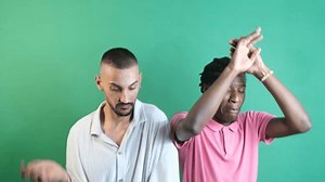 Zwei Männer tanzen zusammen, amüsieren sich,: Stockvideos & Filmmaterial (100 % lizenzfrei) 1102890331 | Shutterstock