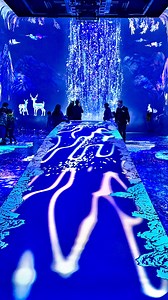 Nueva muestra inmersiva en BA Sumergite en el brillo eterno de Corea con “Tiempo de Yunsul” Una videoinstalación inmersiva que une el brillo iridiscente del nácar coreano con paisajes que laten entre calma y vitalidad, acompañado por un sonido relajante de naturaleza que envuelve la obra. Dejá que la luz, las ondas y los paisajes, te sumerjan en una experiencia que conecta el instante con lo eterno. 📅 21, 22 y 23 de noviembre 🕓 14 a 20 h 📍Sarmiento 151, @libertadpalacio (piso 2°) 💸 Entrada l