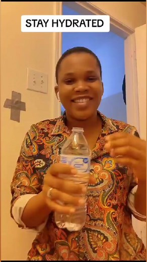 SIGNS OF DEHYDRATION. 1COLOR OF URINE -Medium yellow to orange urine, with a strong odor, is a sign that your body is not getting enough water. 2 DRY MOUTH & LIPS-Saliva production decreases, leaving your mouth feeling dry. This can also lead to bad breath! 3 DRY SKIN-When you're low on water, your body uses what it has for other basic body functions and leaves your skin with low moisture. 4 HEADACHES-Like other organs, your brain needs water and a lack of water also means it's low on oxygen and