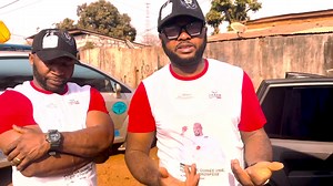 R.A.S.D.N France Sous le parrainage d'Almamy 2 Sylla, le Rassemblement des Associations et Sèrès pour le Développement de la Nation (R.A.S.D.N), basé en France, a délégué deux grands membres, Youssouf Figo Sanoh et Kanté Konia, pour soutenir le général Mamadi Doumbouya, président de la République de Guinée. Ils ont distribué plus de 500 T-shirts et casquettes dans certains locaux de Conakry, visant à renforcer l'identité nationale et à mobiliser la jeunesse autour des initiatives locales. Cet év