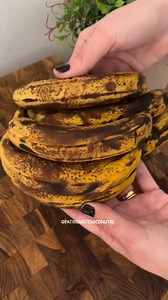Bolo de banana cremoso da nutri 🍌🍫 Uma excelente opção para o seu pré-treino e para saciar aquela vontade de um docinho! Ingredientes: 5 Bananas maduras amassadas 1 Banana madura em cubinhos 1 Ovo 1/2 Xícara de (chá) de farinha de aveia 1 Colher de (café) de canela em pó 40g de Chocolate 70% cacau 1 Colher de (sobremesa) de fermento em pó Asse por 35 a 40 minutos em forno a 180°C, por ter bastante banana o bolinho fica muito cremoso, lembra a textura de uma torta de banana. Para deixar menos c