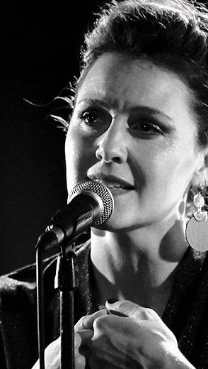 129 reactions · 27 shares | En cette journée mondiale de lutte contre les violences faites aux femmes, un petit souvenir de “Je vais Survivre” au @newmorningparis   Sending you love   Merci à @benmazue pour sa traduction magnifique de cette chanson iconique #singer #iwillsurvive #journeecontrelesviolencesfaitesauxfemmes | Robyn Bennett | Facebook