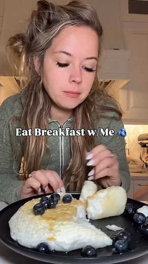 Egg white pancake with homemade sugar free syrup 🥞 | Tiffany Health & Weight Loss
