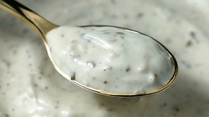 「バックグラウンドサークルの回転が接写したボウルにクリーム状の自家製ニンニクシラントロディッピングソース」の動画素材（ロイヤリティフリー）3499460133 | Shutterstock