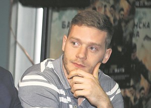 SKINUO SE ALEKSANDAR RADOJIČIĆ I POKAZAO IZVAJANO TELO: Vrele scene iz popularne serije samo za ženske oči (FOTO)