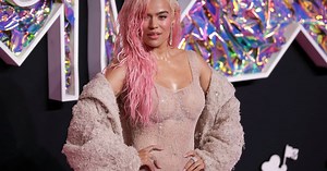 Con nuevo color de cabello: estas son las primeras imágenes de Karol G durante el ensayo para los ‘VMAs 2024′