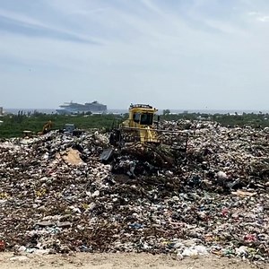 We recently explored a landfill. Our focus is on efficient waste management, ensuring proper disposal in a neat and organized manner. ♻️🗑️ | BOMAG worldwide