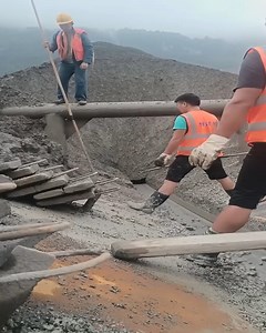 Relaxing sound with conveyor belt unloading stones on big ship. | Urumex drywall