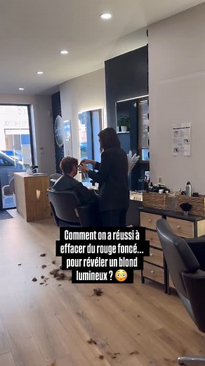 Aujourd’hui, on a relevé un vrai défi 😳 Des cheveux rouges foncés, saturés de pigments… et une envie de lumière. ✨ Je la regarde, je sais que ça ne va pas être simple. Mais on se lance. On coupe, on enlève, on libère. Puis, mèche après mèche, on efface le rouge, on protège, on reconstruit. Et quand elle se découvre dans le miroir… plus rien à voir. Le rouge a disparu. À la place, un blond doux, lumineux, naturel — comme si c’était sa vraie couleur depuis toujours. 🌸 Cette transformation, c’est