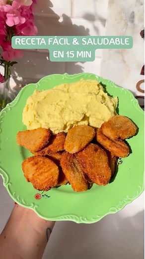 NUGGETS DE TOFU CON PURÉ DE COLIFLOR 🫶🏼🌱: simple, rico y listo en minutos. Un plato ideal para resolver cualquier comida cuando no tenés tiempo: Paso a paso: _ Herví una cabeza chica de coliflor cortada en trozos. _ Procesá el coliflor con 1 cdita de sal, 1 de cúrcuma, 1 de pimienta y 2 cdas de aceite de oliva hasta lograr un puré cremoso. _ Cociná los Nuggets de Tofu Soyana en la airfryer: 10-15 min a 200 °C hasta que estén dorados y crocantes. ✨ ¡Listo para servir! _ 100% vegetal _ Listo en