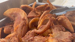 2.6K views · 11 reactions | Ya salieron los chicharrones en Pollos "Los Compadres" | En Segundos | Facebook