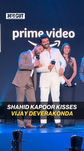 Shahid Kapoor kisses Vijay Deverakonda and showers him with love. Know why! #ShahidKapoor #ArjunReddy #KabirSingh #VijayDeverakonda #viral #Uncut #ABPUncut #UncutReels | ABP Uncut