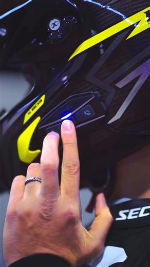 🤳 ➡️ 🏍️ Your helmet just got a group chat U-COM 16 keeps comms clear when the ride gets noisy — tap into Mesh for the larger groups (up to 24 riders with Mesh), or Bluetooth when it’s just a couple of mates (up to 4 riders with Bluetooth). ⚡ Mesh 2.0 Bluetooth® 5.0 🔊 40mm HD speakers for crisp audio 🌧️ IP67 waterproof up to 15h battery (Bluetooth) 💰 RRP $599.95 🔗 https://interphoneaustralia.com.au/shop/u-com-16/ 📸 @citax98_ 👀 Long ride chats through your Interphone? Tag @moto_national_ac