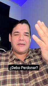 ¿Debo perdonar? La Biblia dice que sí. Perdonar no es una opción, es un mandato de Dios. Jesús enseñó: "No te digo hasta siete veces, sino hasta setenta veces siete." (Mateo 18:22) Así como Dios nos perdona, nosotros debemos perdonar. El perdón no justifica la ofensa, pero sí libera tu corazón y permite que Dios sane tu vida. Perdona... y serás libre. #perdon | Octavio Jesùs Castillo | Facebook