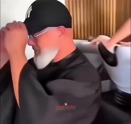 Bir milyoner, saçında kalan tek tel için binlerce dolar harcayıp düzenli olarak böyle bakım yaptırıyor.