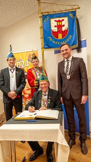 111 Jahre Prinzen in Warendorf! Ein würdiger Anlass für Bürgermeister Peter Horstmann, zur Vollversammlung der „gekrönten Häupter“ ins Historische Rathaus einzuladen. So viele Prinzen seien zuletzt höchstens bei der Krönung von König „Prinz“ Charles III. zusammenkommen, scherzte Horstmann zur Begrüßung. Für die Warendorfer Karnevalsgesellschaft dankten stellvertretend Präsident Hermann-Josef Schulze-Zumloh und Prinzenmacher Peter Steinkamp. Der musikalische Rahmen wurde von der Sängerin Christin