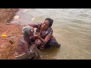 இந்த தாயின் அவல நிலையை பார்த்து என் மனம் பொறுக்கவில்லை அவரை மனிதநேயத்தோடு சுத்தம் செய்தேன்🙏😭