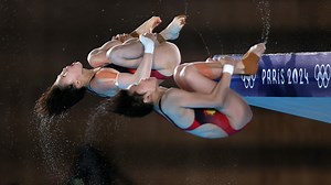 Watch: China divers' amazing gold-winning moment in synchronized platform diving