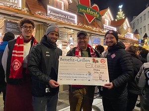 1.8K views · 18 reactions | ⚽ Gestern wurde für den guten Zweck gegrillt. Peter und Daniel haben die Grillzangen in die Hand genommen und sich im Hahns Herzle Stand als Grillmeister bewiesen. Der Erlös der guten Stunde Bratwurstverkauf beläuft sich auf 1.300€ und wird komplett an die Elterninitiative Regenbogen für leukämie- und tumorkranke Kinder Würzburg e.V. gespendet. ⚪ #WIRsindDieKickers | FC Würzburger Kickers | Facebook