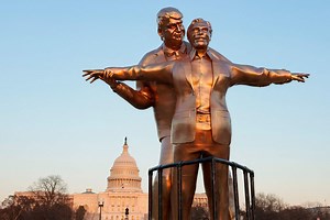 Ny statue av Trump og Epstein vekker oppsikt