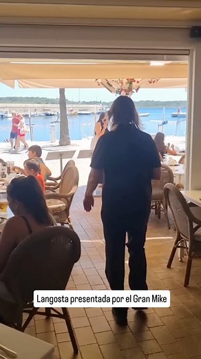 Una maravillosa Langosta 🦞 presentada por el Gran @elgranmike3 #fornells #menorca #restaurantesfornells #lobster #LobsterDinner #seafood | Restaurante el pescador Fornells