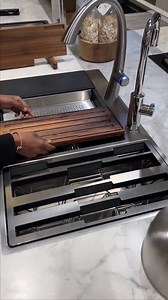 Transforme sua cozinha com a estação de trabalho Cuba Box Center da Franke Brasil! Combinação perfeita de design e funcionalidade em aço inox, esta solução completa de acessórios eleva a praticidade e a organização. Com tábua em madeira, cestos em inox, trio de facas e a inovadora tábua sintética com tecnologia 'Sanitized', que reduz o crescimento de bactérias e maus odores, você terá tudo o que precisa ao seu alcance. Além disso, o suporte organizador mantém tudo em ordem, deixando seu espaço i