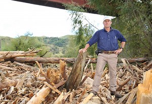 A HUGE build-up of tree debris in the Maraetaha River under the road and rail bridges at Muriwai has raised new concerns about the downstream impact of logging operations. Filmed and Edited by Ben Cowper. http://www.gisborneherald.co.nz/ https://www.facebook.com/gisborneherald https://www.youtube.com/gisborneherald | The Gisborne Herald