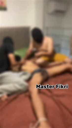 Dalam keadaan terikat slave hanya bisa pasrah menerima siksaan oleh kedua master 🤤Available on group#gutpunch #gp #trampling #bdsm #master #slave #nippleclamp