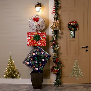Deck your doorstep with a DIY Christmas gift topiary! 🎄 | Nifty & Thrifty
