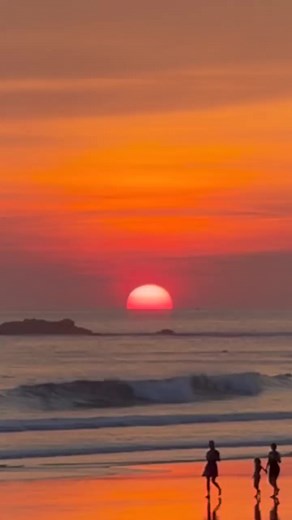 Costa Rica Sunset #sunday #costarica #sunset #sunsetlovers #sunsetvibes #beachlife #queenofnightlife #letsgo | Queen of Nightlife