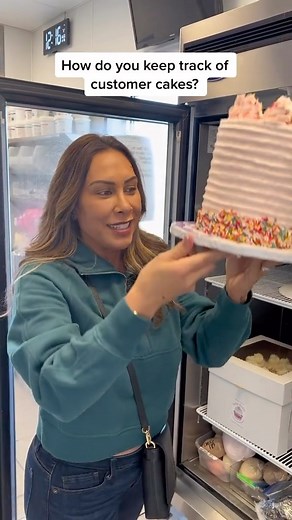 21K views · 14 reactions |  SAVE THIS POST for a cake organization hack!   How do you label your orders to stay ORGANIZED & efficient? 樂 #cake #cakebusiness #bakersofinstagram #instagrambakers #bakersofig #bakersofinsta #bakingbusiness #cakeschool #bakingtips #cakedecoratorlife #bakery #organization #tipsandtricks #bakingtips | The Cake Mamas | Facebook