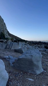 Ancient sea creature stuck in a rock 🫢🇫🇷❤️Acantoceras jukesbrownei from Cap Blanc Nez, France 🦑 #fossils #paleontology #ammonite #dinosaur #france #capblancnez #beach #museum #cotedopale #capgrisnez #asmr #nomenclatuur | Fossiles de cap blanc nez