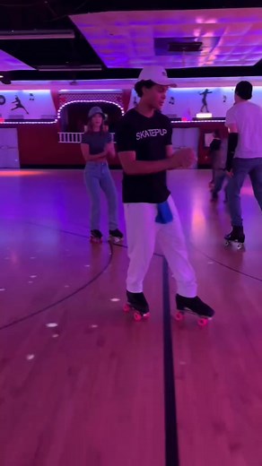 Bestie skate session🙌🏼🛼#skating #rollerskating #rnb | binnnaaa22