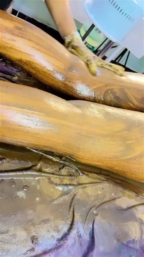 COFFEE BODY SCRUB BENEFITS •Exfoliation: The coarse texture of coffee grounds helps to exfoliate the skin, removing dead cells and promoting a smoother complexion. Improved Circulation: The massaging action of applying a coffee scrub can stimulate blood flow, potentially reducing the appearance of cellulite and giving the skin a healthy glow. Antioxidant Properties: Coffee is rich in antioxidants, which can help combat free radicals and protect the skin from damage. Reduced Inflammation: The caf