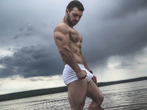 YOUNG RUSSIAN MUSCLES GOD - flexing show at the beach