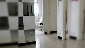 女儿刚睡醒跑着去小便，尿完才发现自己穿着尿不湿，瞬间就懵了