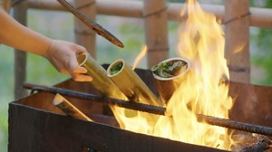 How to make a tasty chicken and rice dish without using pans or bowls? The meat and rice are infused with the fragrance of bamboo! Here is the perfect camping dish: Bamboo Tube Chicken! | Kylin Studio